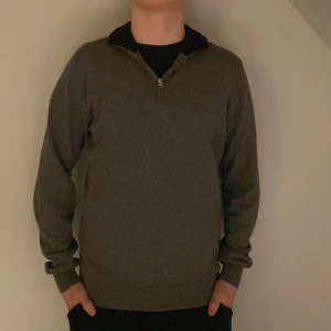 Mörkgrå halfzip av bomull från John Henric  - Säljer en mörkgrå halfzip från John Henric för att den inte passar mig. Tröjan är knappt använd och har inga defekter. Modellen är 173cm lång och tröjan passar från 173-180. Nypris 999kr