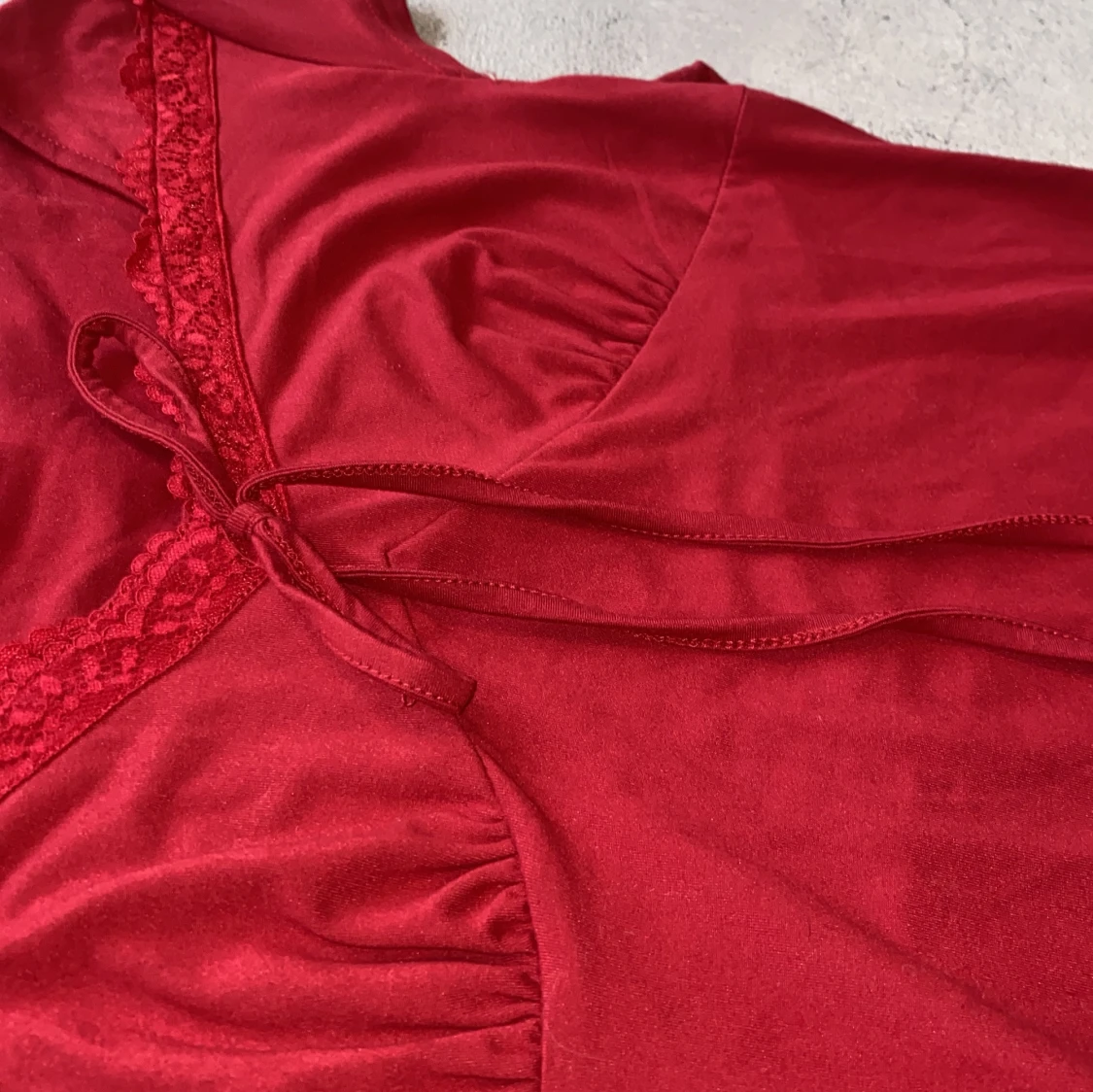 Röd topp med spetsdetaljer  - 2