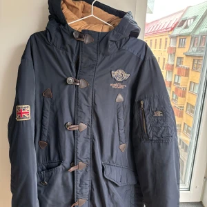 Mörkblå jacka från Morris - Säljer en snygg mörkblå jacka från Morris med huva och knäppning fram. 