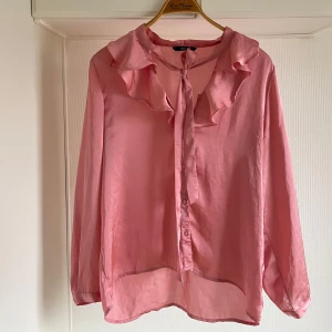 Rosa skjorta storlek 40 från only nyskick  - Pris 150kr