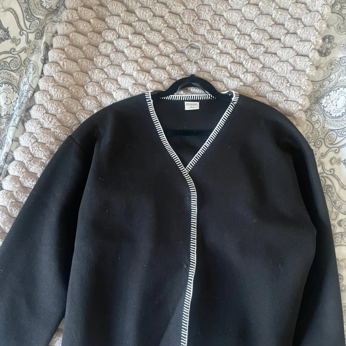 Svart kofta med vit kant - 1