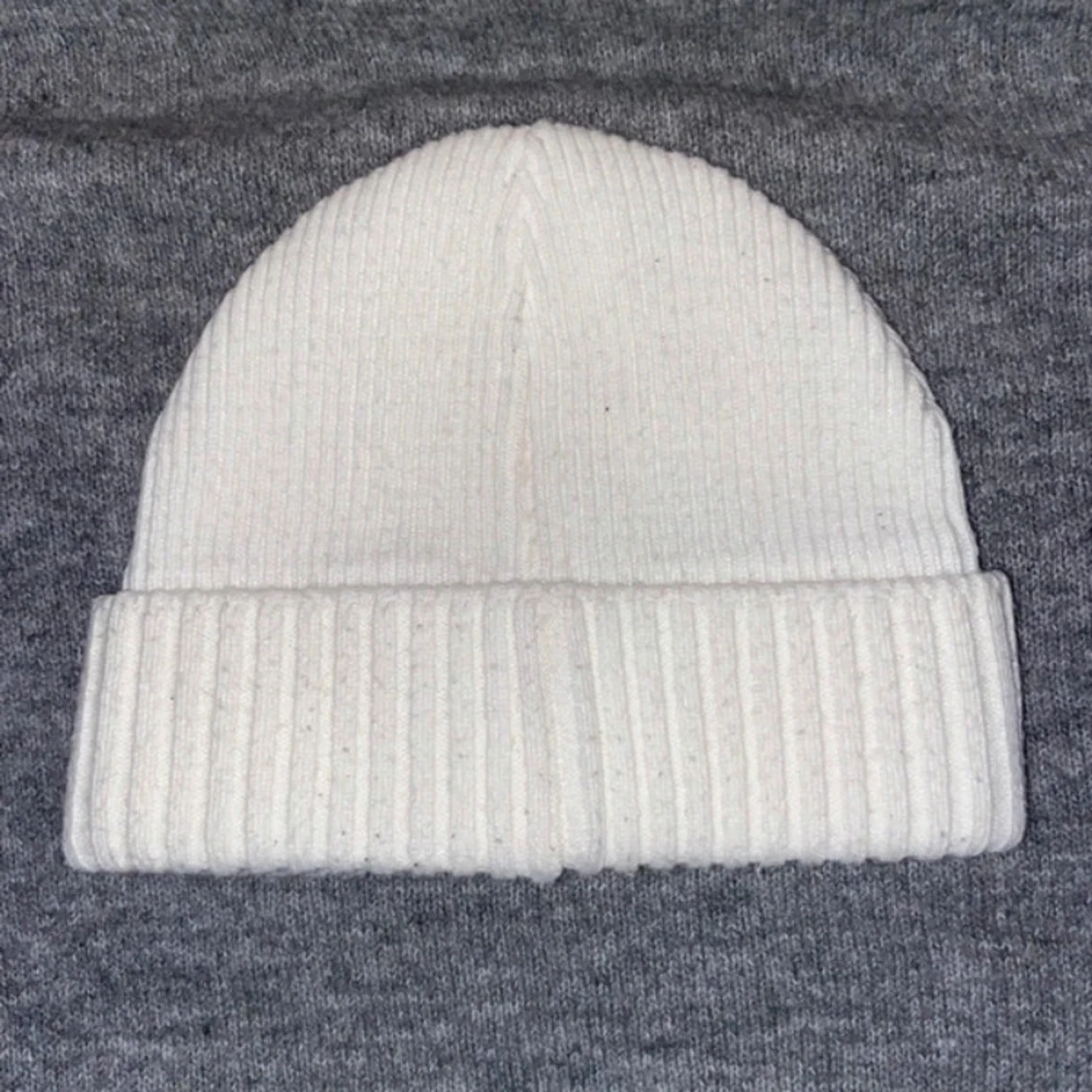 Vit ribbad mössa från Peak Performance - 1