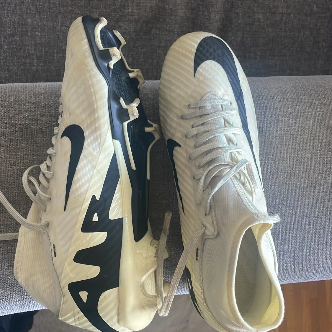 Kräm Vita fotbollsskor från Nike