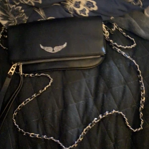 Zadig Väska💎 - Tjena tjena!  Säljer nu denna snygga väskan då syrran köpte någon annan!  Näst intill nyskick, inga repor eller något sånt. Antar att den borde vara äkta men ej helt säker därav billiga priset. Skriv vid vidare funderingar!! 