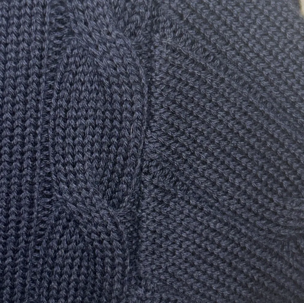 Säljer en mörkblå stickad tröja. Jag har själv inte använt men jag hoppas att det är någon som hade viljat ha den istället, den har ett väldigt skönt material som sitter perfekt🫶🏼💗💗. Neuleet.