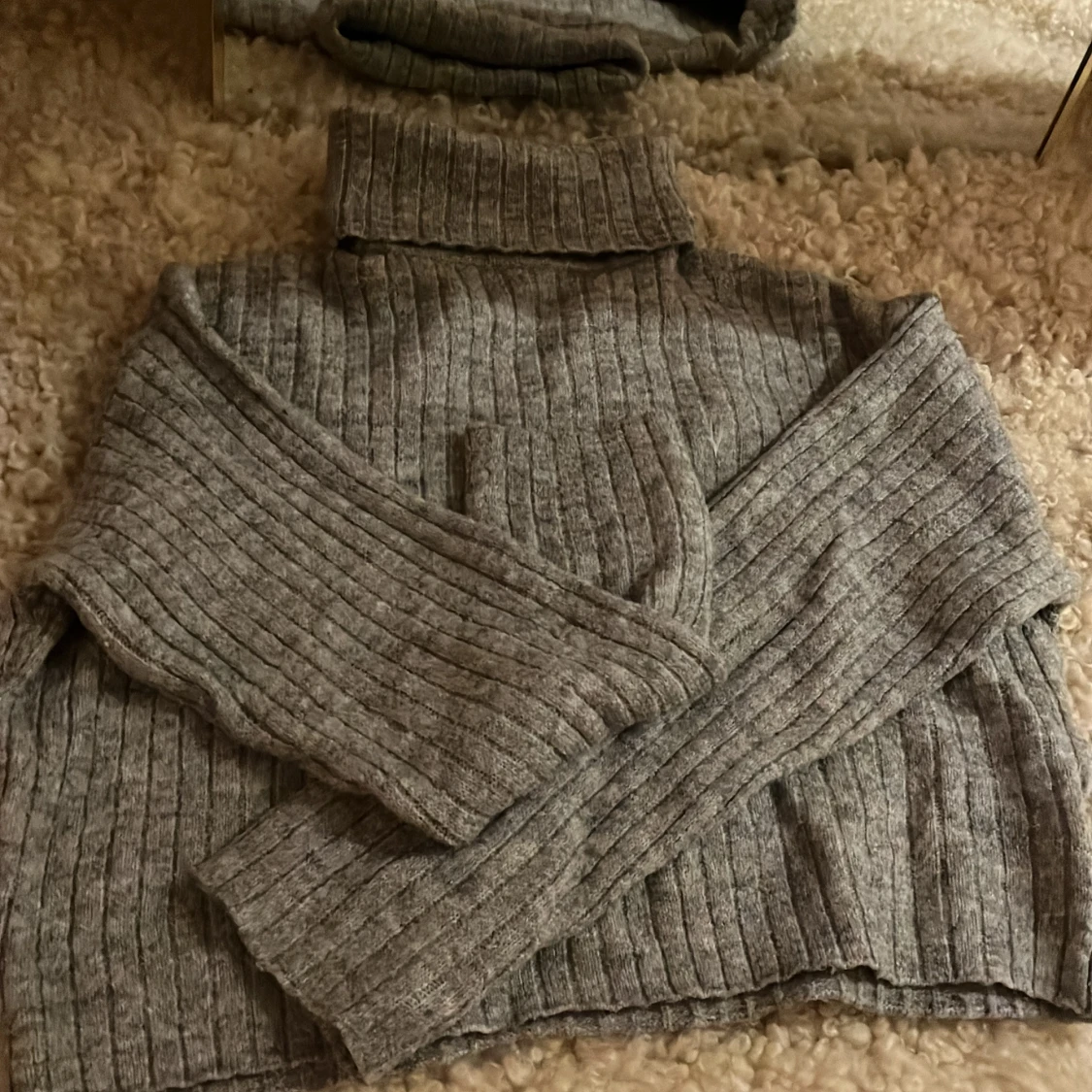 Grå ribbad polotröja från H&M