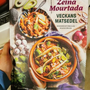 Veckans Matsedel av Zeina Mourtada - Upptäck en inspirerande kokbok av Zeina Mourtada med middagsrecept från olika delar av världen. Perfekt för dig som vill variera din matlagning och prova nya smaker. Boken är fylld med färgglada bilder och tydliga instruktioner. Säljer den endast för att jag har två exemplar. Som ny. Jättefin att ge bort i present. 