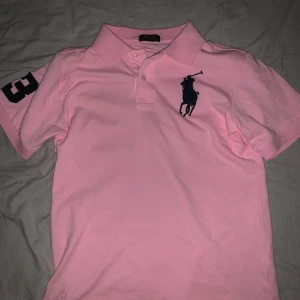 Polo Ralph Lauren rosa piké  - Säljer nu min piké som jag inte använt så mycket bara vid speciella behov. Skulle säga 8.8/10 i skick