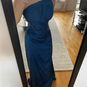 Balklänning  - Elegant balklänning i mycket gott skick. Köpt för ca 2000 kr💓 säljer även mina systrars balklänningar. 