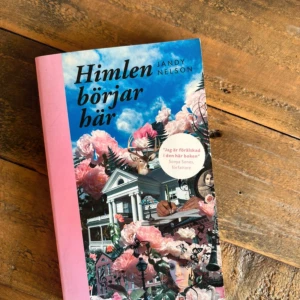 Himlen börjar här - Boken 'Himlen börjar här' av Jandy Nelson har en färgglad omslagsdesign med rosa och blå toner. Den handlar om kärlek, förlust och att hitta sig själv. Perfekt för dig som gillar känslosamma och djupgående berättelser.