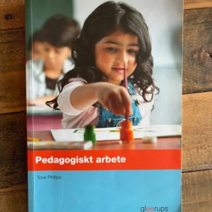 Pedagogiskt arbete - Boken 'Pedagogiskt arbete' av Tove Phillips diskuterar vad som gör en bra pedagog och vikten av lek i barns utveckling. Den ger insikt i planering och genomförande av pedagogisk verksamhet, med koppling till kursplanen för kursen Pedagogiskt arbete.