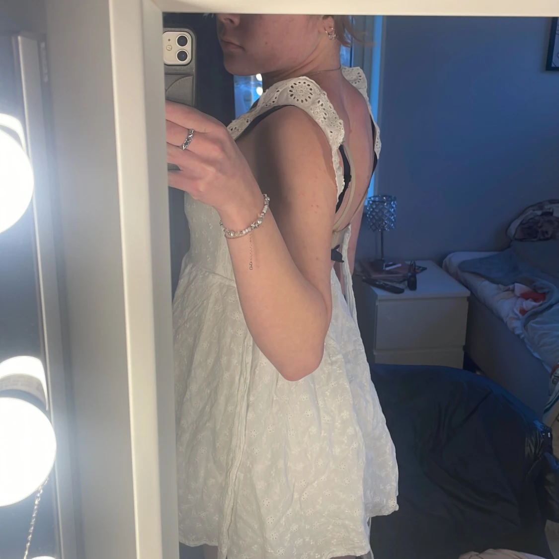 Vit klänning med spetsdetaljer - 2