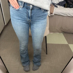 Blå jeans med bootcut - Snygga blå jeans med bootcut-stil och låg midja. De har en klassisk femficksdesign och en ljus tvätt som ger en avslappnad look. Perfekta för en casual outfit. Slitna i hälen då jag är 160
