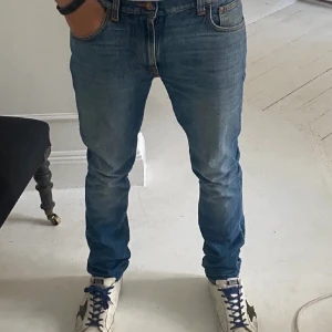Nudie jeans - Schyssta blå nudie jeans, som aldrig kommer till användning. Modellen heter lean dean och är slim. Sitter perfekt. Väldigt bra skick, inga defekter. Köpta för ca 1600kr. Hör av er vid frågor! 😁