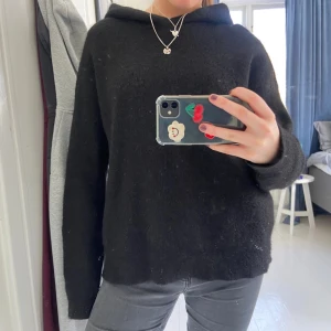 Stickad hoodie - Jättesnygg hoodie i mohair mix från COS! Bilderna är från tjejen ja köpte av, kom privat för fler bilder💕