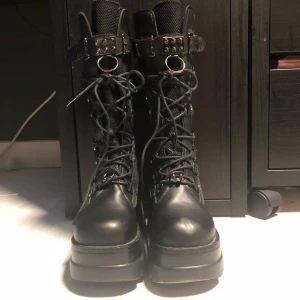 Stora platåskor - Älskar de men de är tyvärr lite för små så jag brukar inte använda de. Köpta på vinted för typ ett år sen, verkar vara i bra skick. 