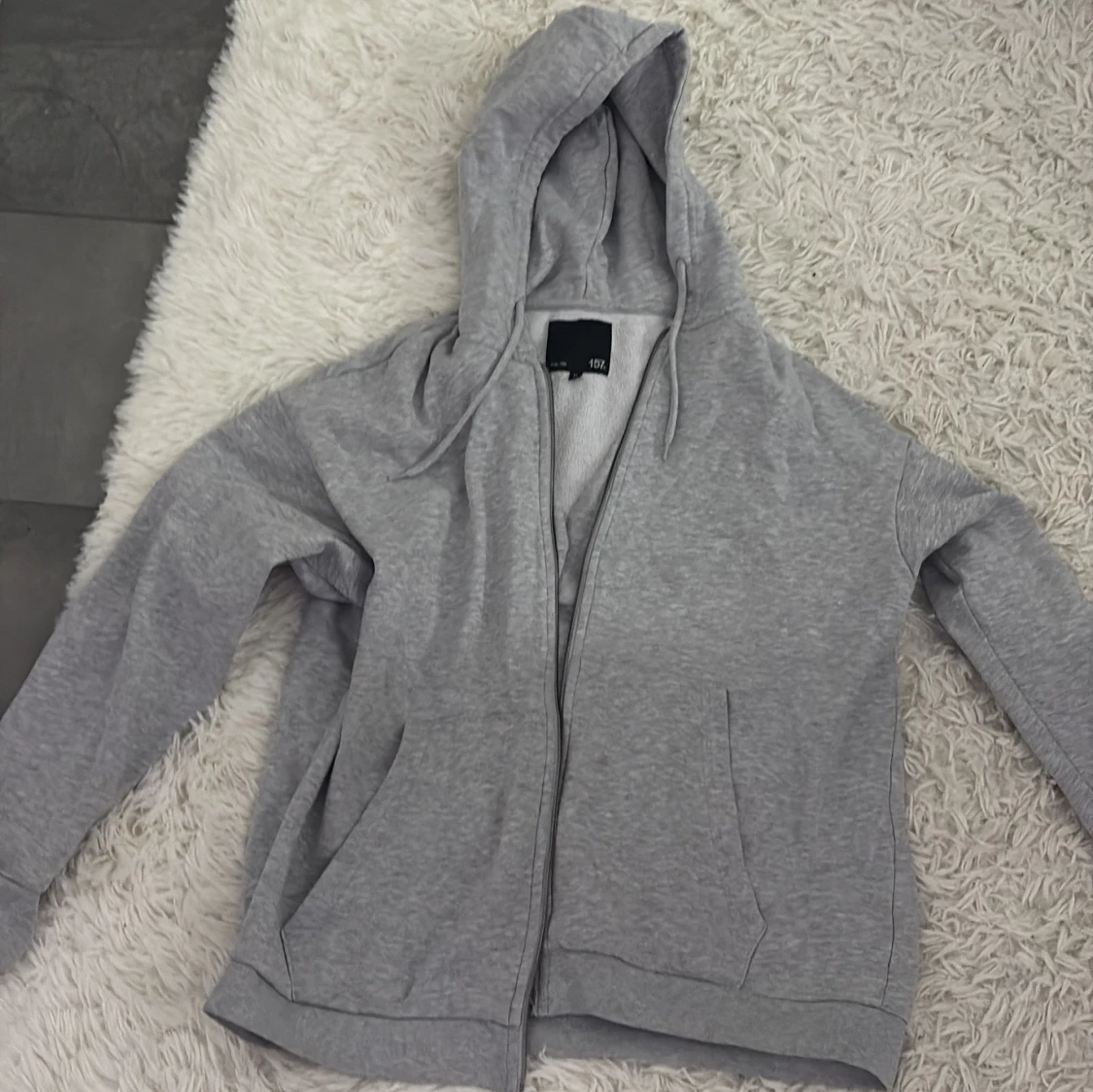 Grå huvtröja med dragkedja