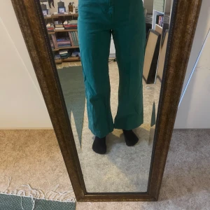 Gröna byxor - Gröna jeans från Stay i bootcut-stil. Är något urtvättade men fortfarande fint skick. Säljer då de inte riktigt är min stil längre. 