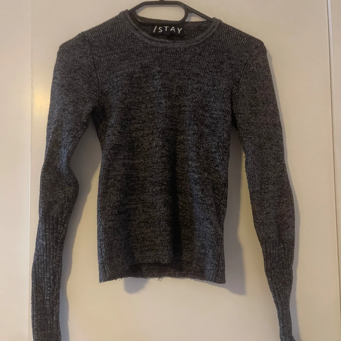 Grå stickad tröja  - 1