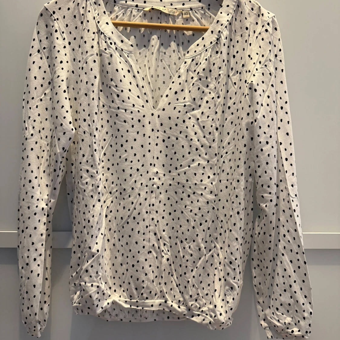 Benvit topp med svarta prickar