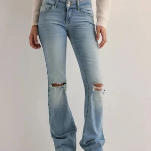 Ljusblå jeans med slitningar - Jätte fina jeans med hål ifrån Nelly💕