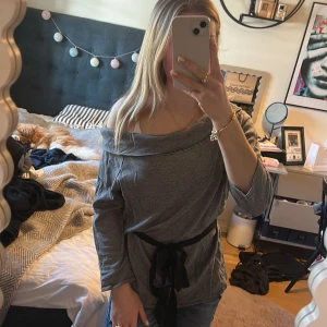 Tröja - Jätte cool tröja med knytning och urringning! Pris kan diskuteras!!!