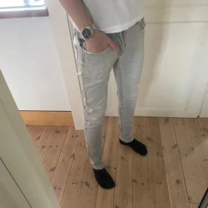 Replay anbass - Säljer dom här riktigt feta replay anbass jeansen | Märke: Replay | Modell: Anbass | Skick: 9/10 | Storlek: 29/30 | För frågor är det bara att skriva |