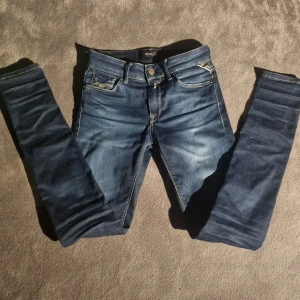 Replay jeans  - blå jeans från Replar,hyperflex. med en klassisk femficksdesign.De har en dragkedja och knapp framtill. Perfekta för en avslappnad stil. W26/30.pris är diskuterbart✅️.skriv om de är nåt eller fler bilder 