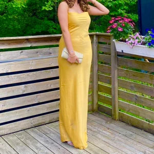 Gul axelbandslös långklänning - Säljer min fina balklänning. Elegant gul långklänning med snörning i ryggen. Endast använd en gång💕💕