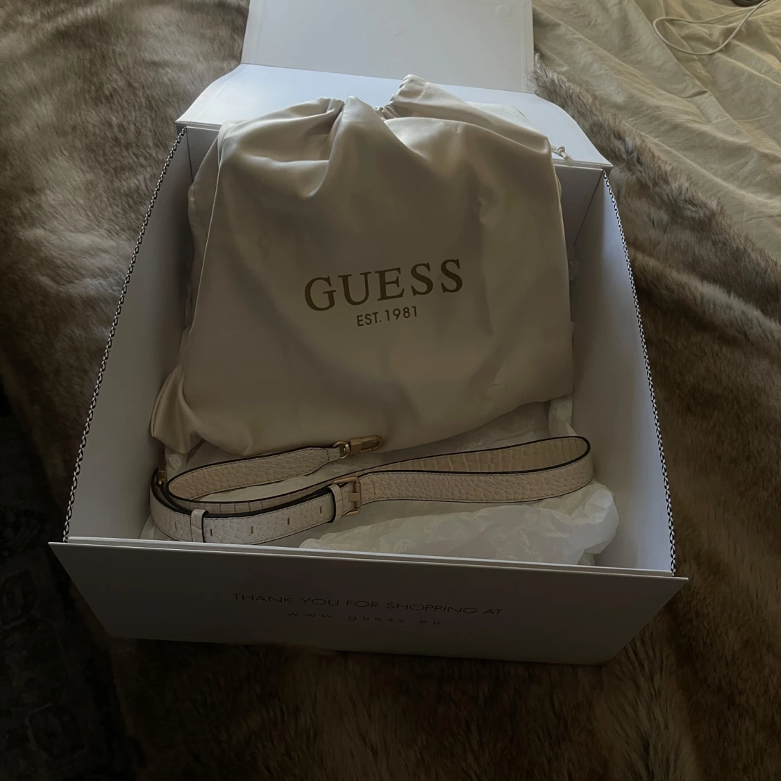 Vit handväska från Guess - 4