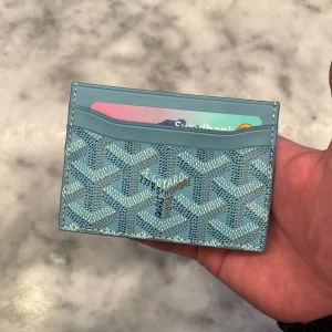 Korthållare - Säljer en stilren och trendig korthållare, aldrig använd, mycket bra skick