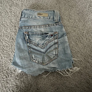 Jeansshorts från Tommy Hilfiger - Snygga ljusblå jeansshorts från Tommy Hilfiger. perfekta till sommarn. säljer eftersom de är för små💓💓💓