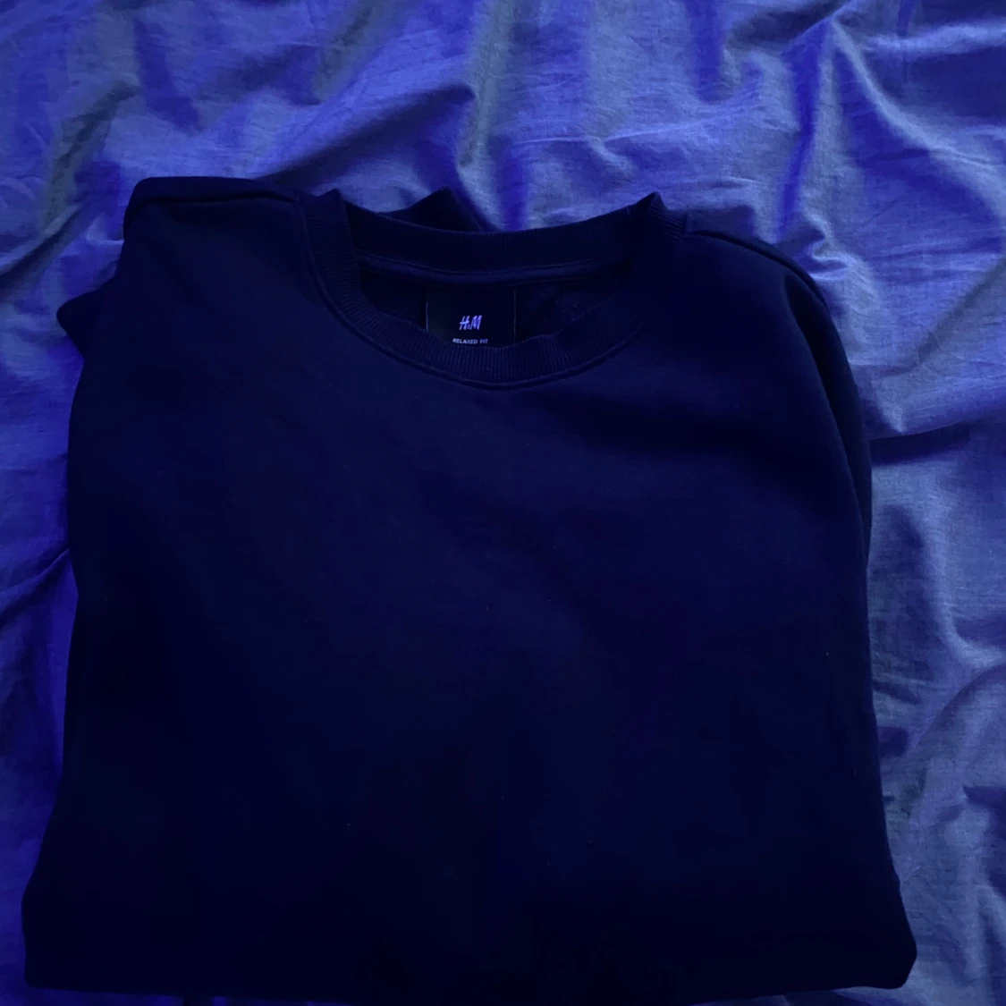 Marinblå mjukisbyxor och sweatshirt från H&M