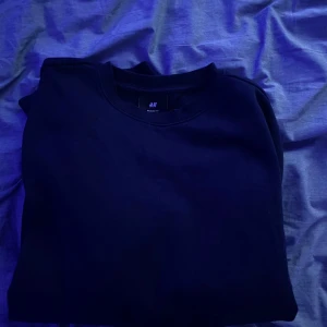 Marinblå mjukisbyxor och sweatshirt från H&M - Säljer ett mjukissätt  från H&M. Byxorna har en elastisk midja med snörning för justerbar passform. Sweatshirten är varm och Perfekt för en avslappnad stil. Nypris 500kr