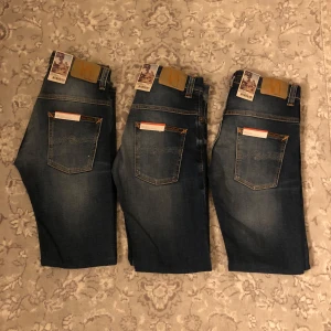 Nya Nudie Jeans - ‼️KÖP INTE DENNA ANNONS‼️Säljer nu Tre par helt nya och oanvända Nudie jeansen med lapparna kvar och allt | finns storlekar mellan W28-30 | Nypris runt 2000kr, vid frågor eller funderingar är det bara att höra av sig🙌