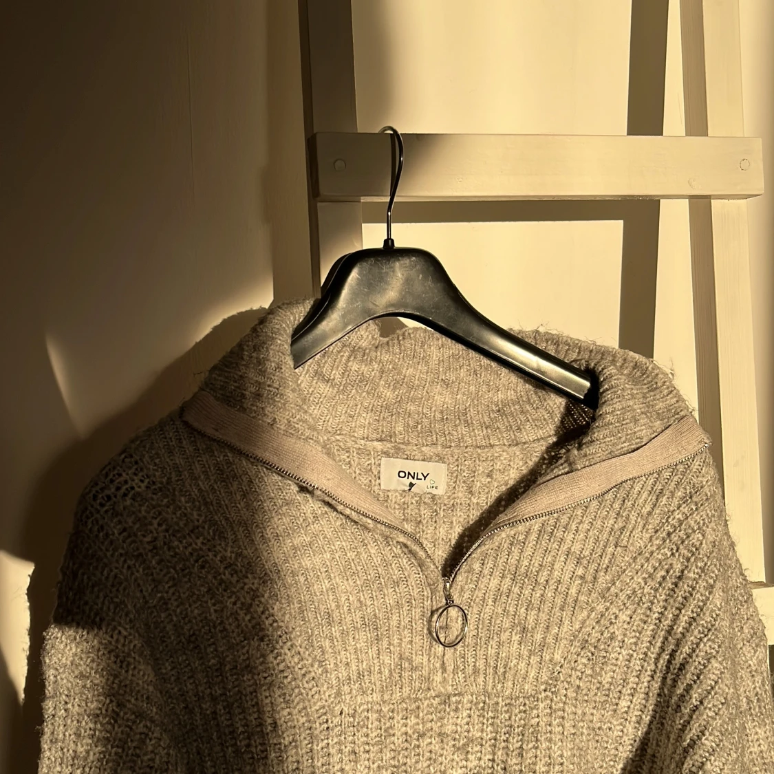 Grå stickad tröja från ONLY - 1