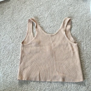 Beige ribbad linnetopp - Säljer en stilren beige ribbad linnetopp. 