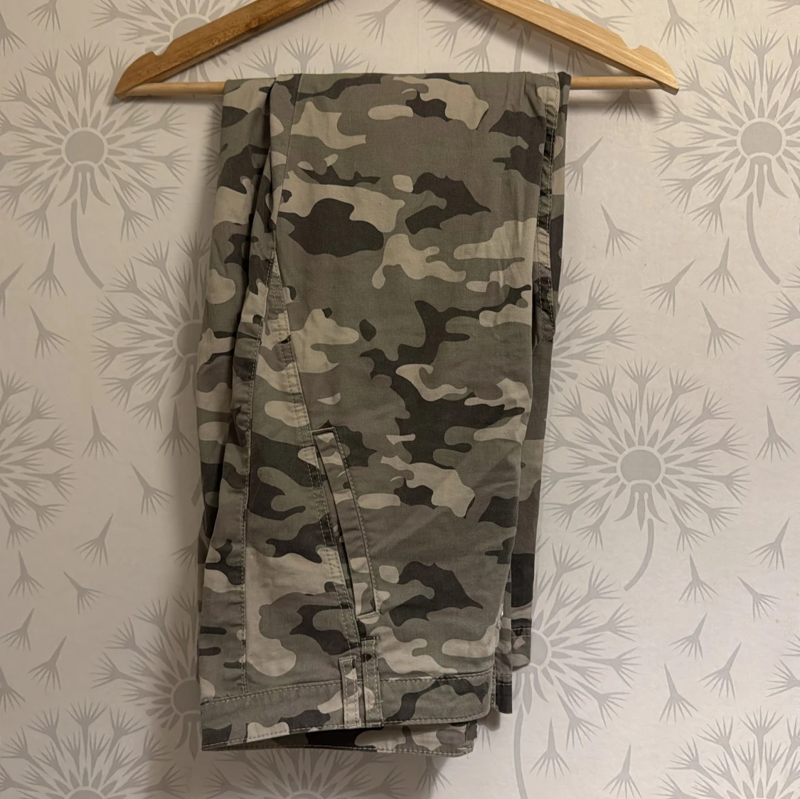 Camouflage cargobyxor från Lindex