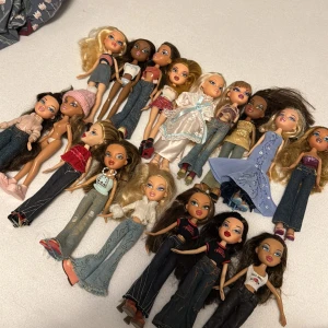 Bratz dockor - Har massaaaaa bratz dockor dom som är på första bild startar 399kr per docka det går även byta kläder om det önskas.