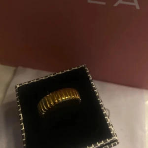 Edblad guldring  - Elegant guldfärgad ring med ett ribbat mönster från Edblad! Storlek 19,5❣️bara testad