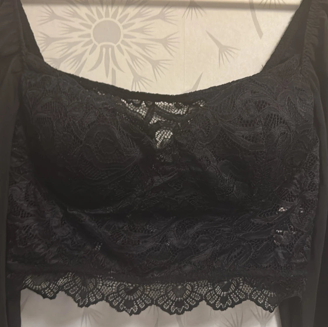 Svart spetsblus med långa ärmar - 1