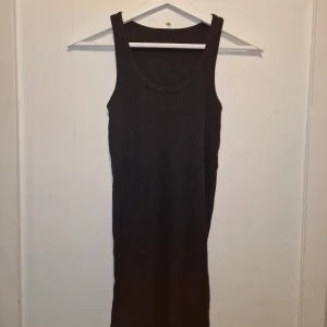 Svart ribbad linnetopp - Säljer en stilren svart ribbad linnetopp. Perfekt för lager-på-lager eller att bära som den är. Enkel och mångsidig design som passar till det mesta. 