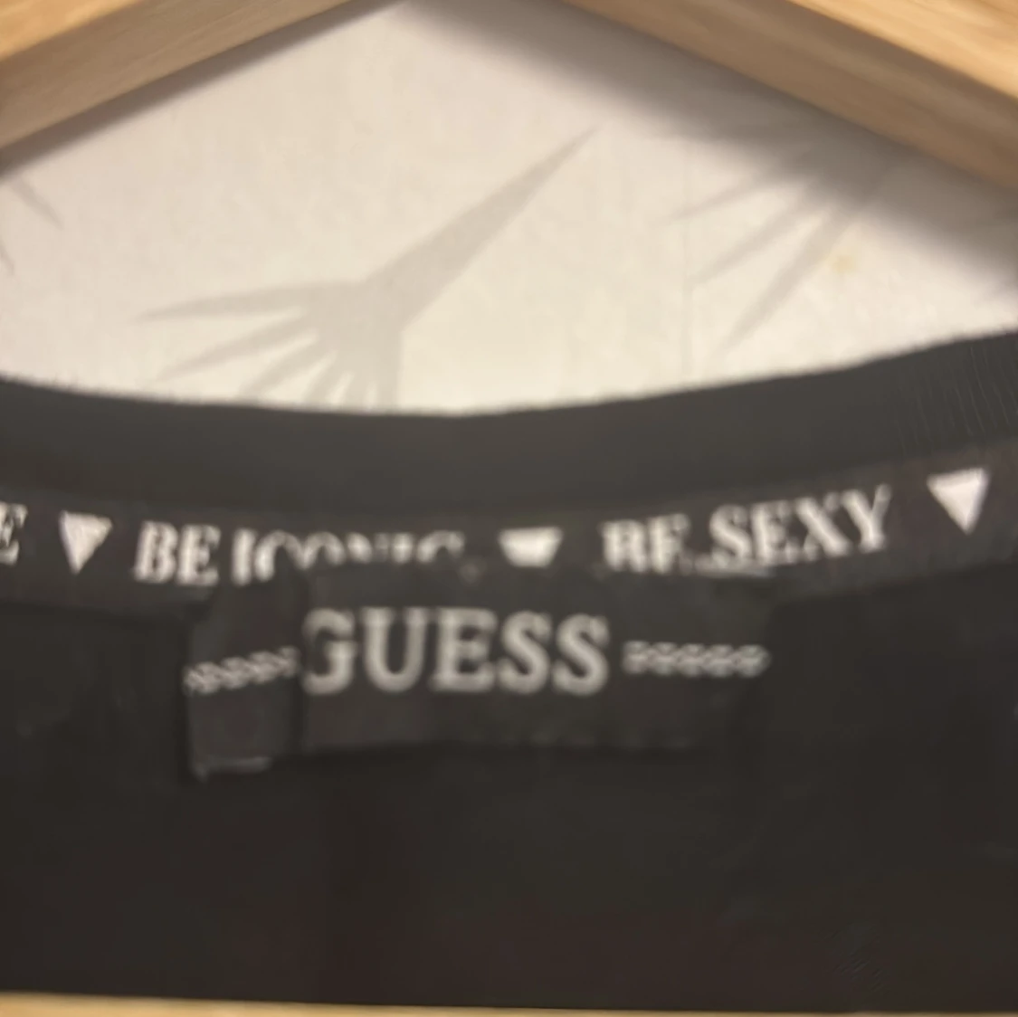 Svart t-shirt från Guess - 2