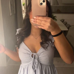 Ljusblå blus från 157 - Säljer en söt ljusblå blus från 157 i storlek S. Blusen har en knytning framtill och volangdetaljer vid ärmarna och nertill. Perfekt för en somrig look! 💙säljer den då den aldrig kommit till användning 