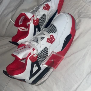 Nike Air Jordans 4 - Snygga Nike Air Jordan 4 i vitt med röda och svarta detaljer. Skorna är i storlek 41 och är oanvända i nyskick☺️🎀