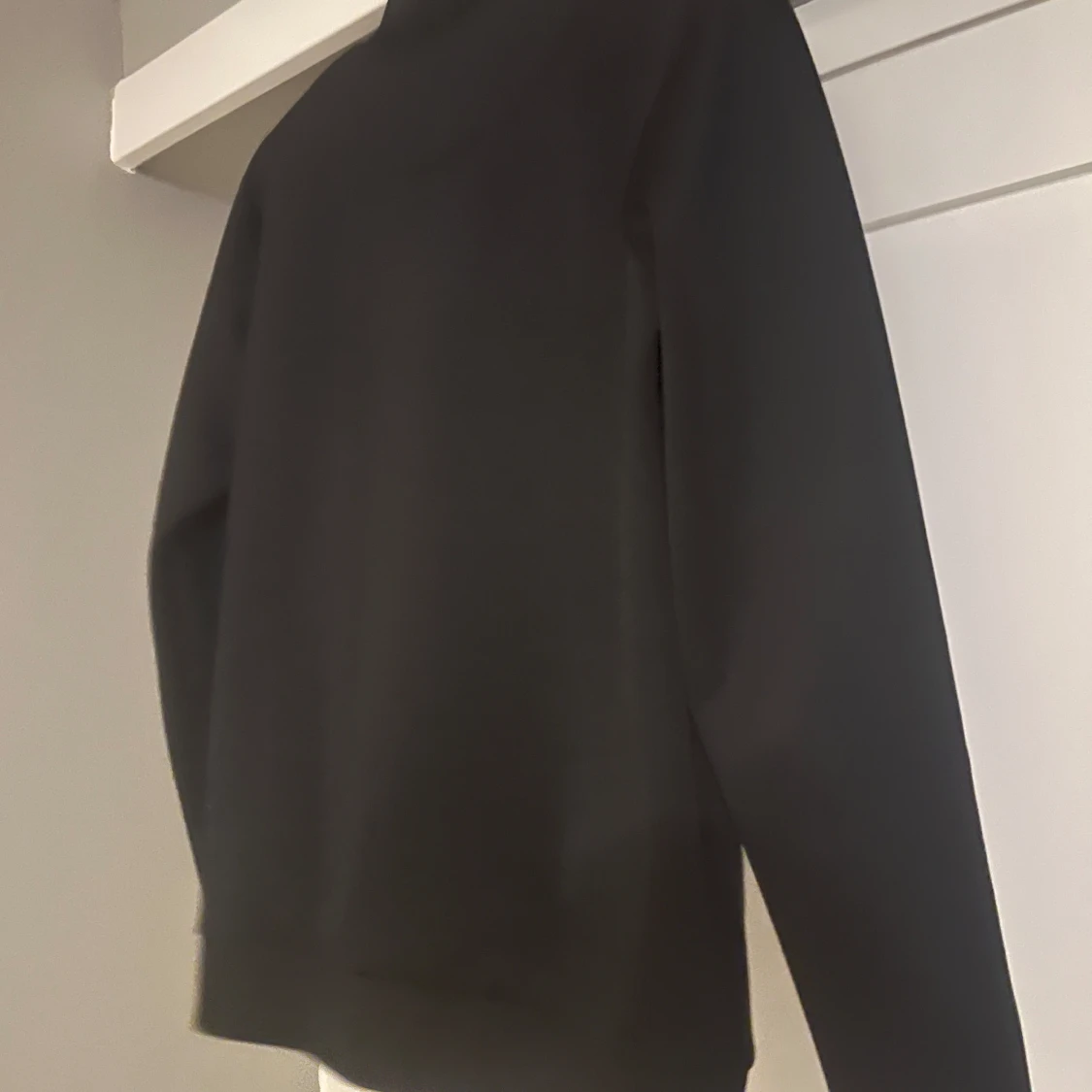 Svart hoodie från Les Deux - 91