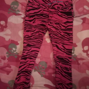 Scene jeans - Super coola och unika jeans som tyvärr inte kommit till användning drf säljer jag dem :P står storlek L men tycker dom passar lite mer som M