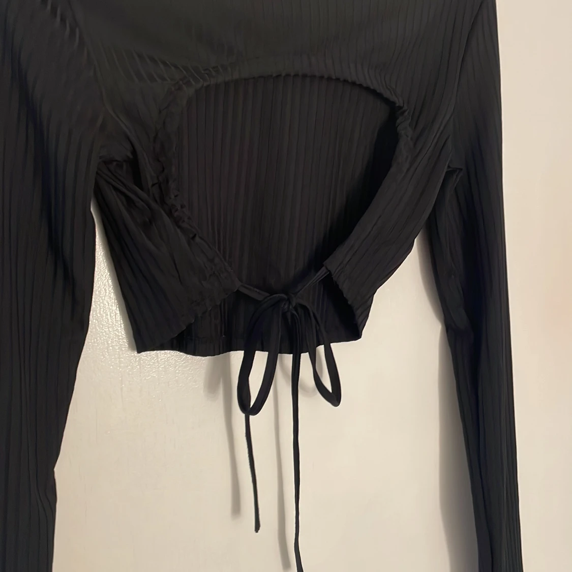 Svart ribbad croppad topp - 91