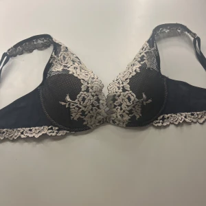 Intimissimi bh mörkblå - Säljer denna supersnygga intimissimi bh:n i mörkblå😍🔥Den är i väldigt fint skick men säljs för att den inte används🥰Kan diskutera priset!