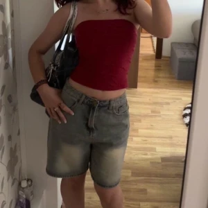 Röd tubtopp - Snygg röd tubtopp med fin textur. Perfekt för en somrig look eller en utekväll. Bra kvalite. Kombinera med jeans eller kjol 💞